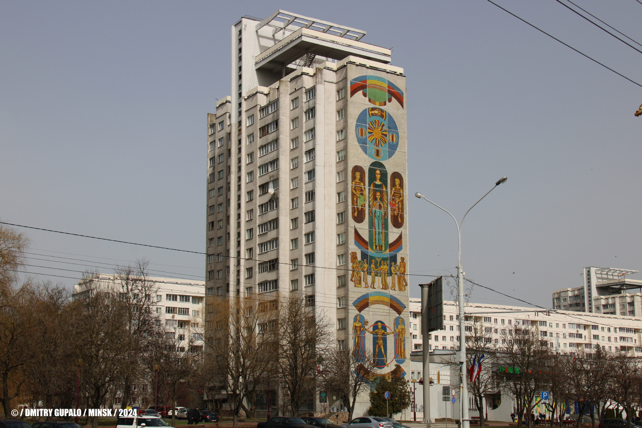 Минск, Проспект Независимости, 143 корп. 1. Монументальное искусство (мозаики, росписи, барельефы, сграфито)