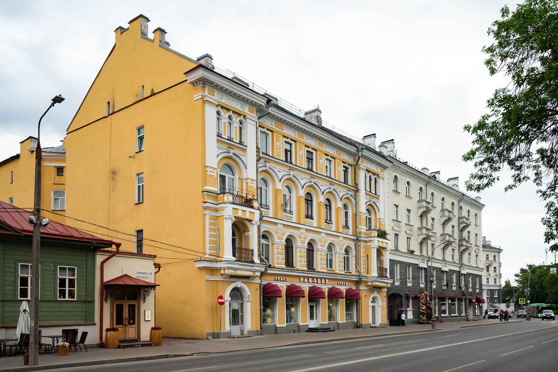 Псков, Октябрьский проспект, 12; Октябрьский проспект, 14 / Улица Пушкина, 2