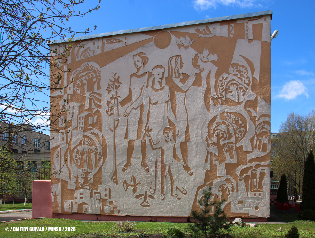 Минск, Улица Уборевича, 144 корп. 2. Монументальное искусство (мозаики, росписи, барельефы, сграфито)