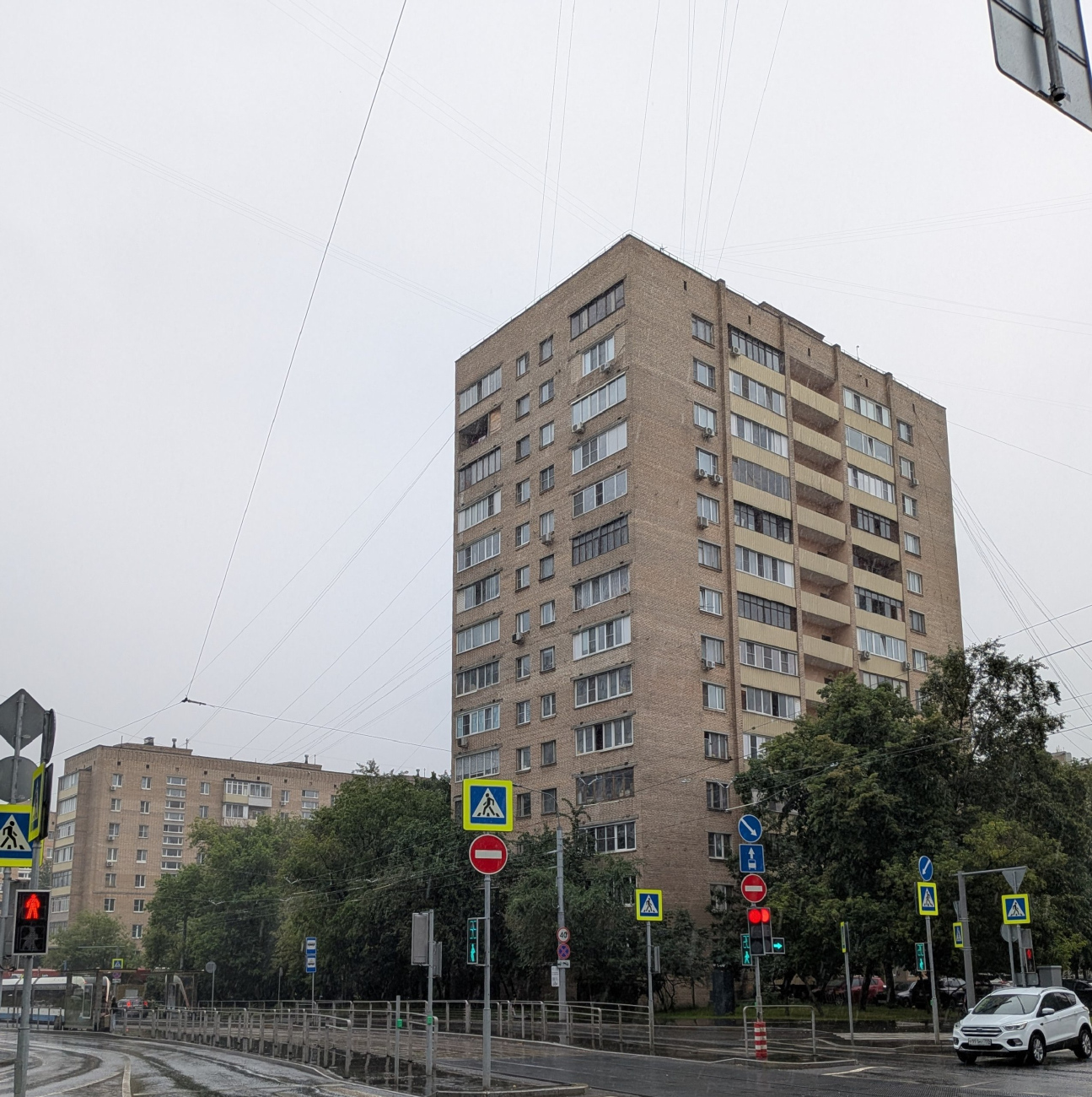 Moscó, Улица Бориса Галушкина, 10; Улица Бориса Галушкина, 8 / Ярославская улица, 18