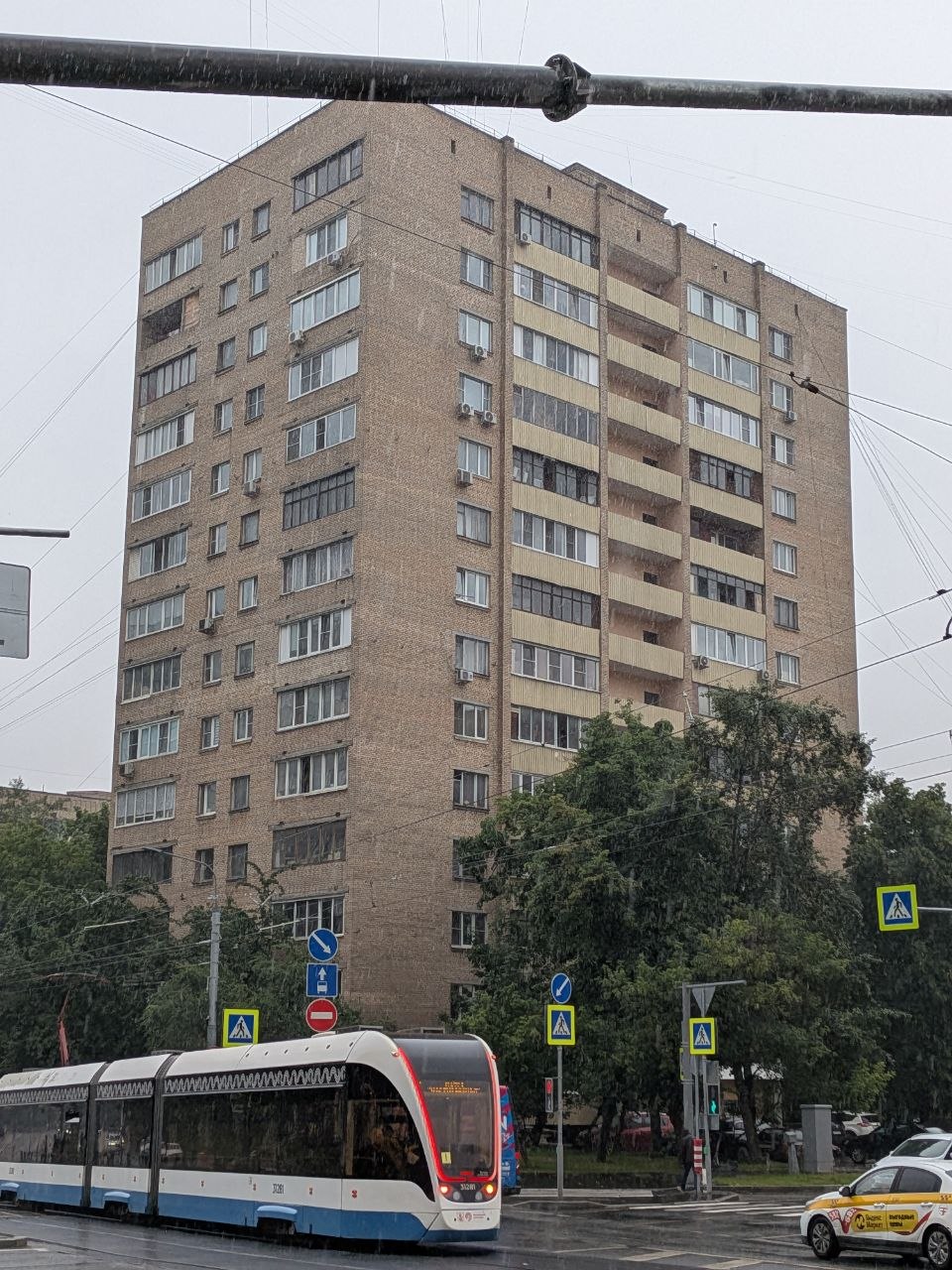 Москва, Улица Бориса Галушкина, 8 / Ярославская улица, 18