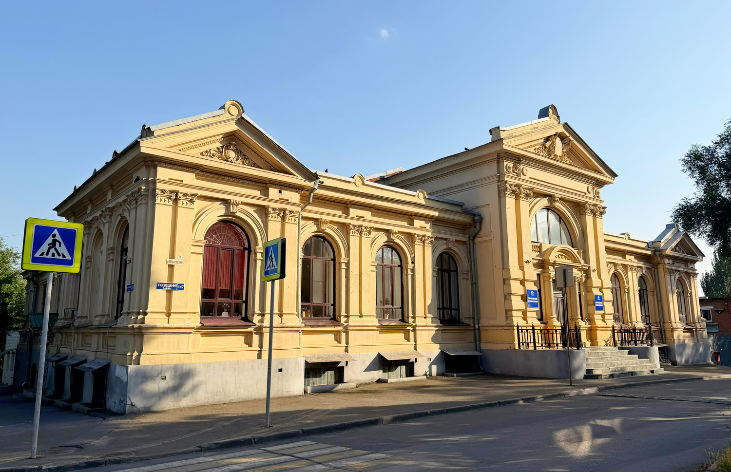 Новочеркасск, Улица Просвещения, 147 / Улица Орджоникидзе, 121