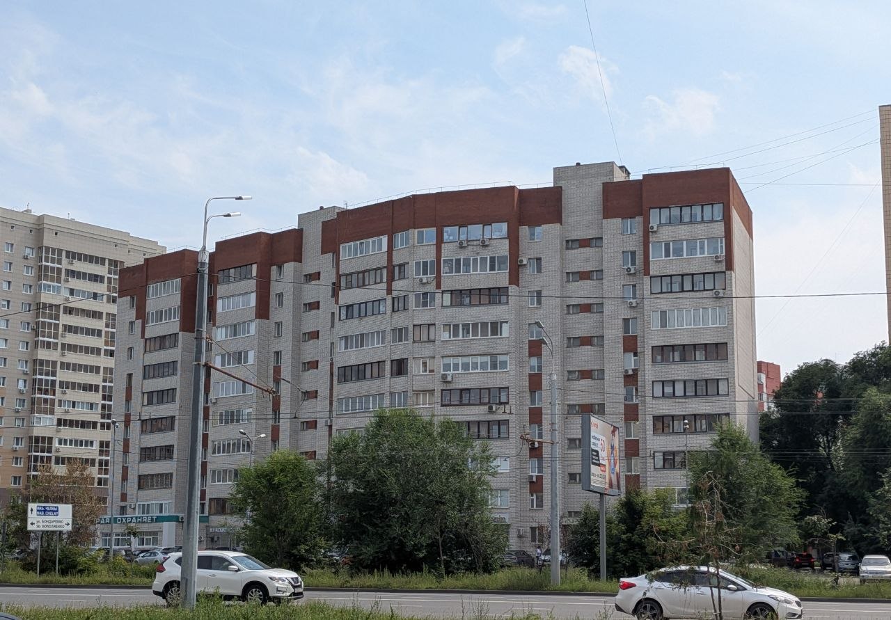 Kazan, Чистопольская улица, 10 / Улица Бондаренко, 8