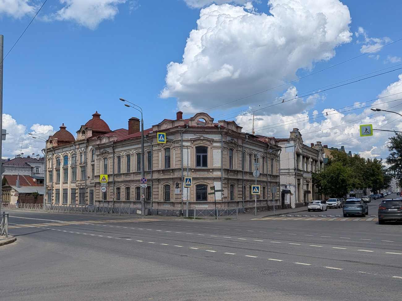 Казань, Улица Парижской Коммуны, 20 / Улица Габдуллы Тукая, 37