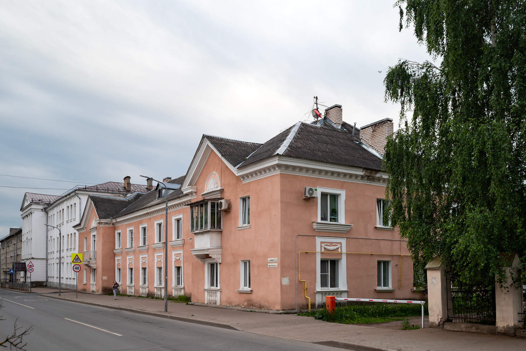 Pskov, Улица Калинина, 13; Улица Калинина, 11