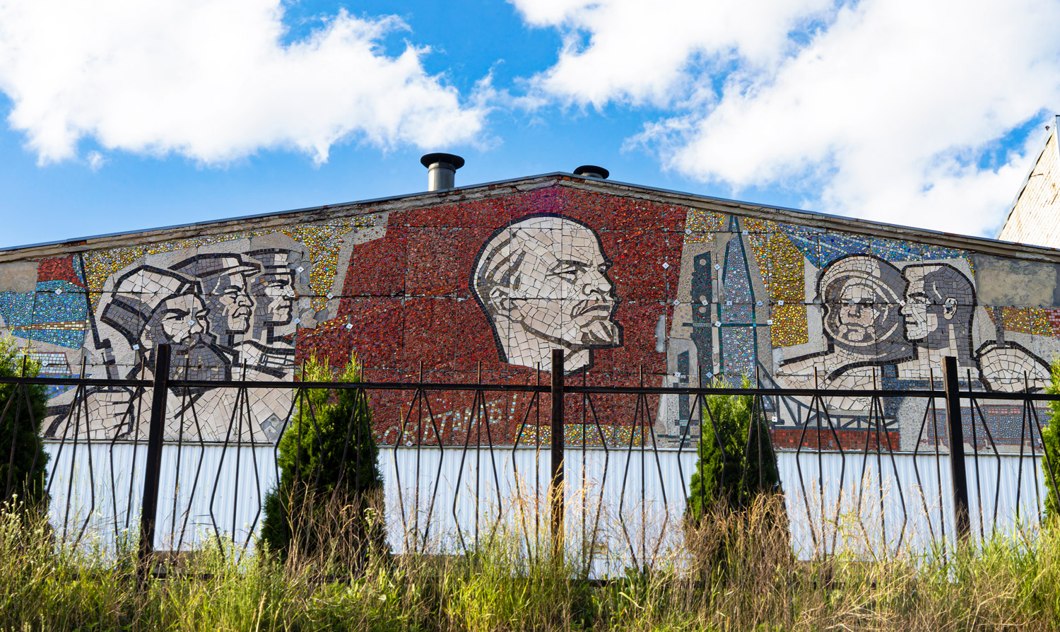 Курск, Станционная улица, 1. Монументальное искусство (мозаики, росписи, барельефы, сграфито)