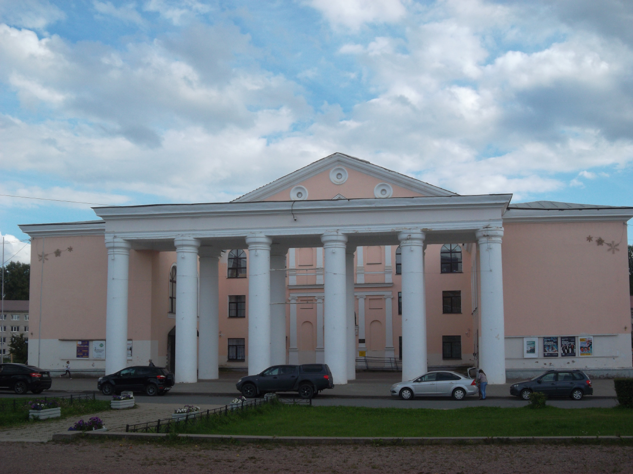 Пикалёво, Площадь Комсомола, 1