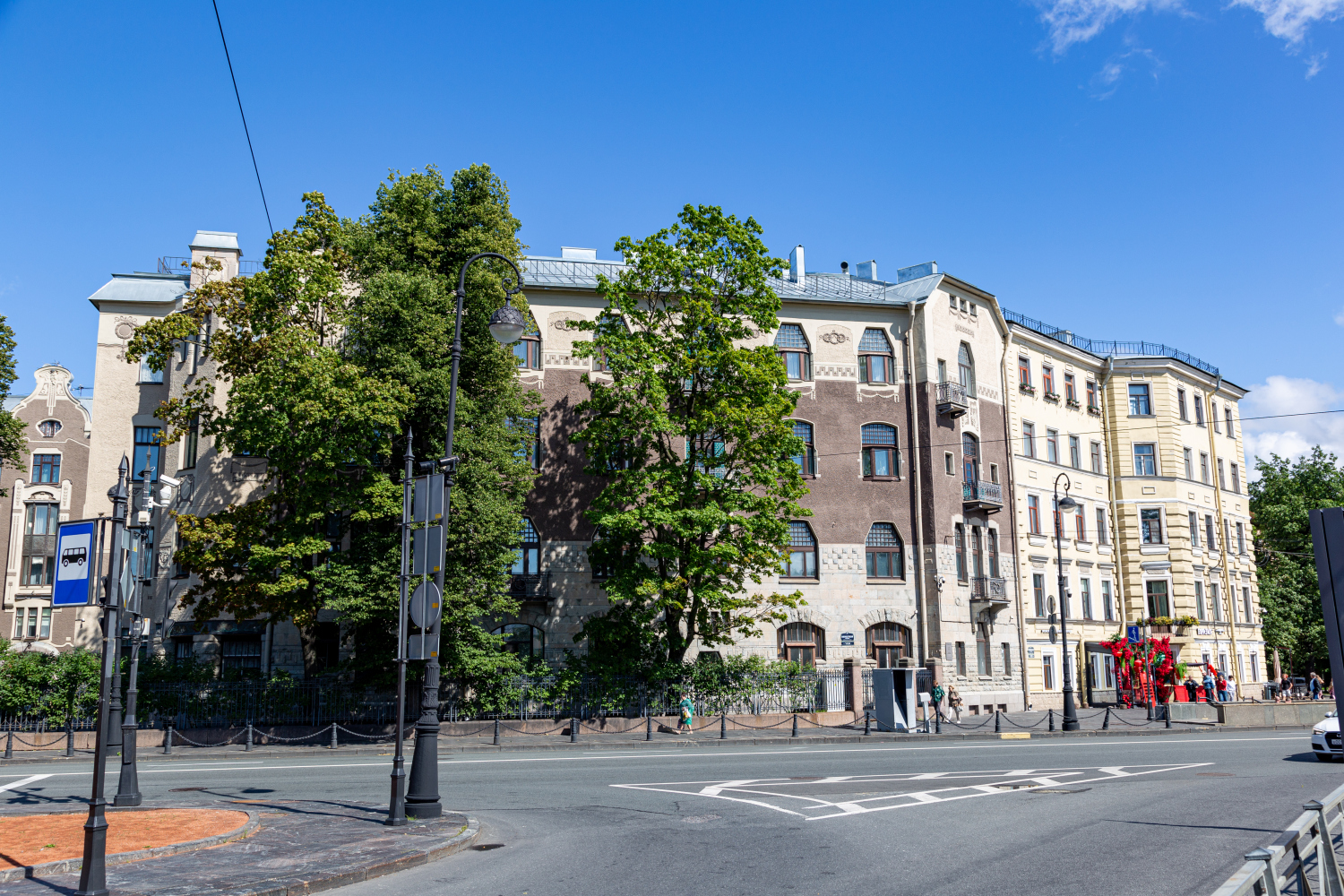 Санкт-Петербург, Кронверкский проспект, 13 / Крестьянский переулок, 2. Резные орнаменты (кроме наличников)