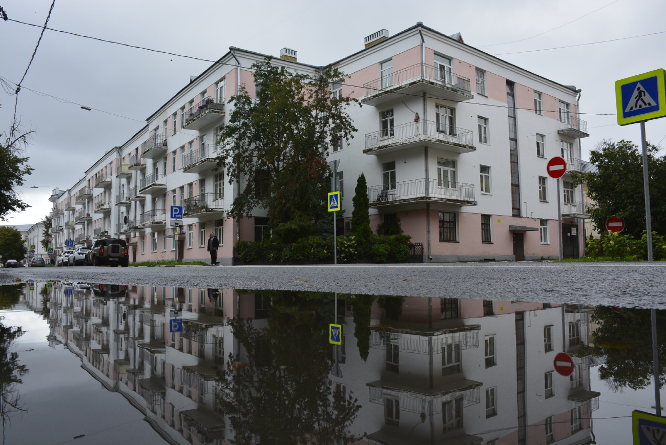 Yaroslavl, Народный переулок, 6 / Улица Волкова, 1