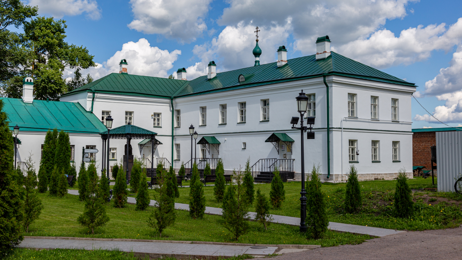 Старая Ладога, Никольская улица, 16 (старый настоятельский корпус)