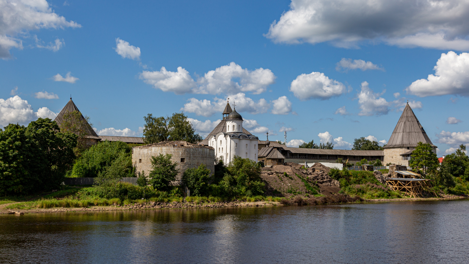 Старая Ладога, Волховский проспект, 19 Раскатная башня; Волховский проспект, 19 Климентовская башня; Волховский проспект, 19 Георгиевская церковь; Волховский проспект, 19 Димитриевская церковь; Волховский проспект, 19 Воротная башня; Волховский проспект, 19 Стрелочная башня