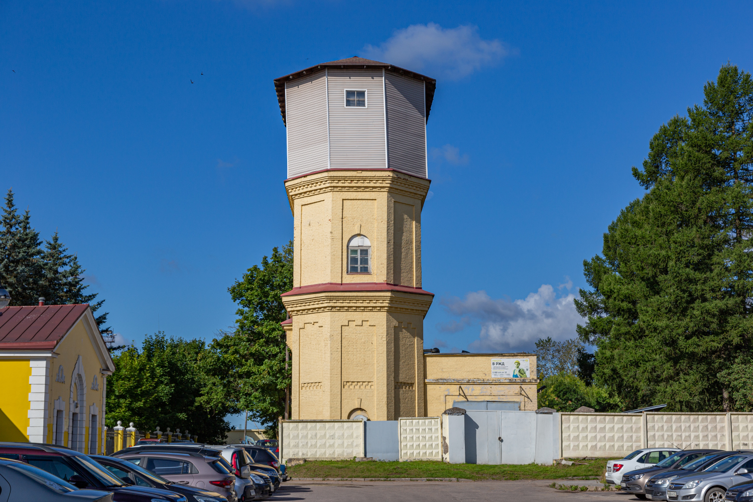 Волхов, Привокзальная площадь, *