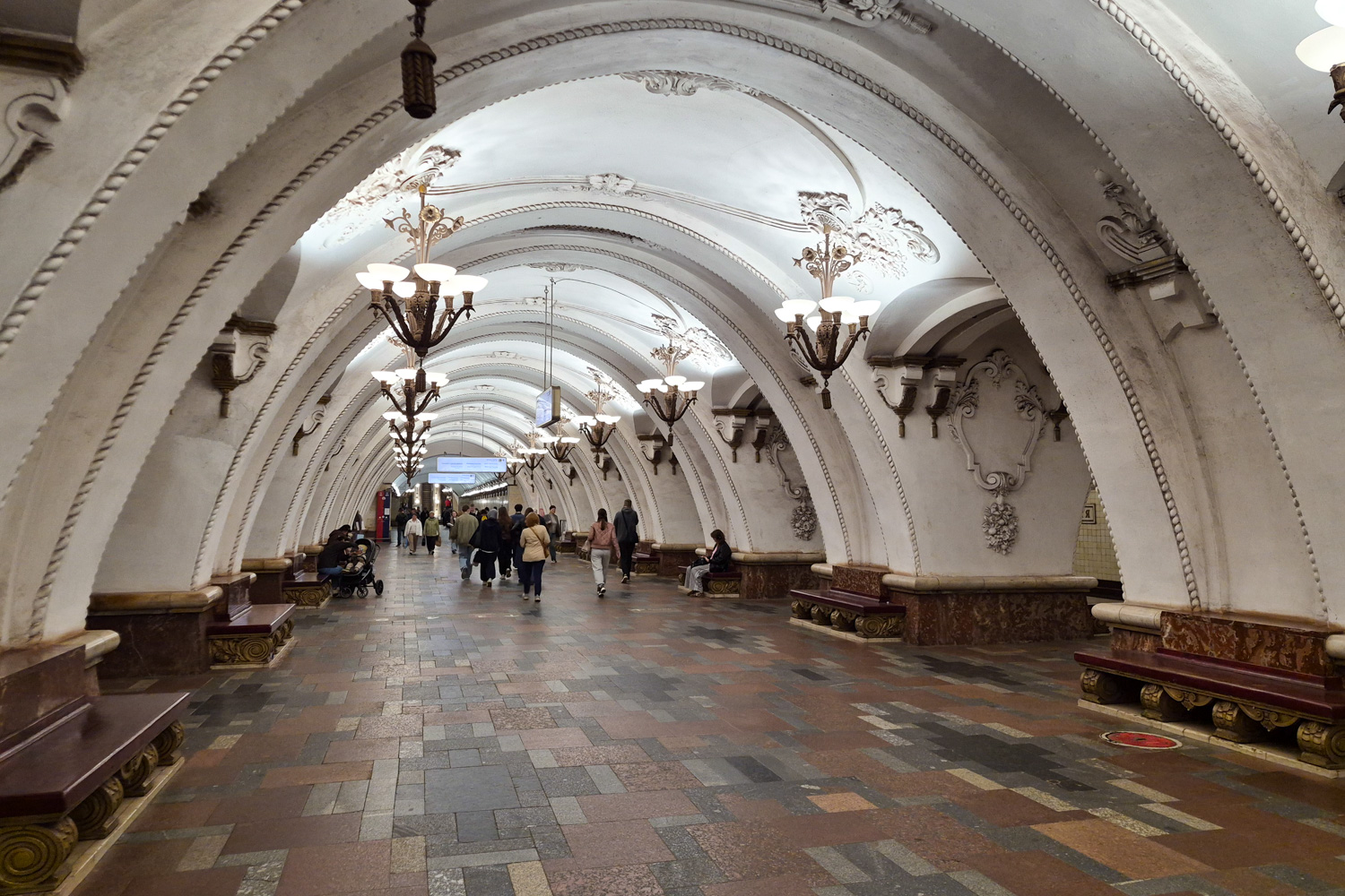 Москва, Арбатско-Покровская линия Московского метрополитена, станция метро «Арбатская»