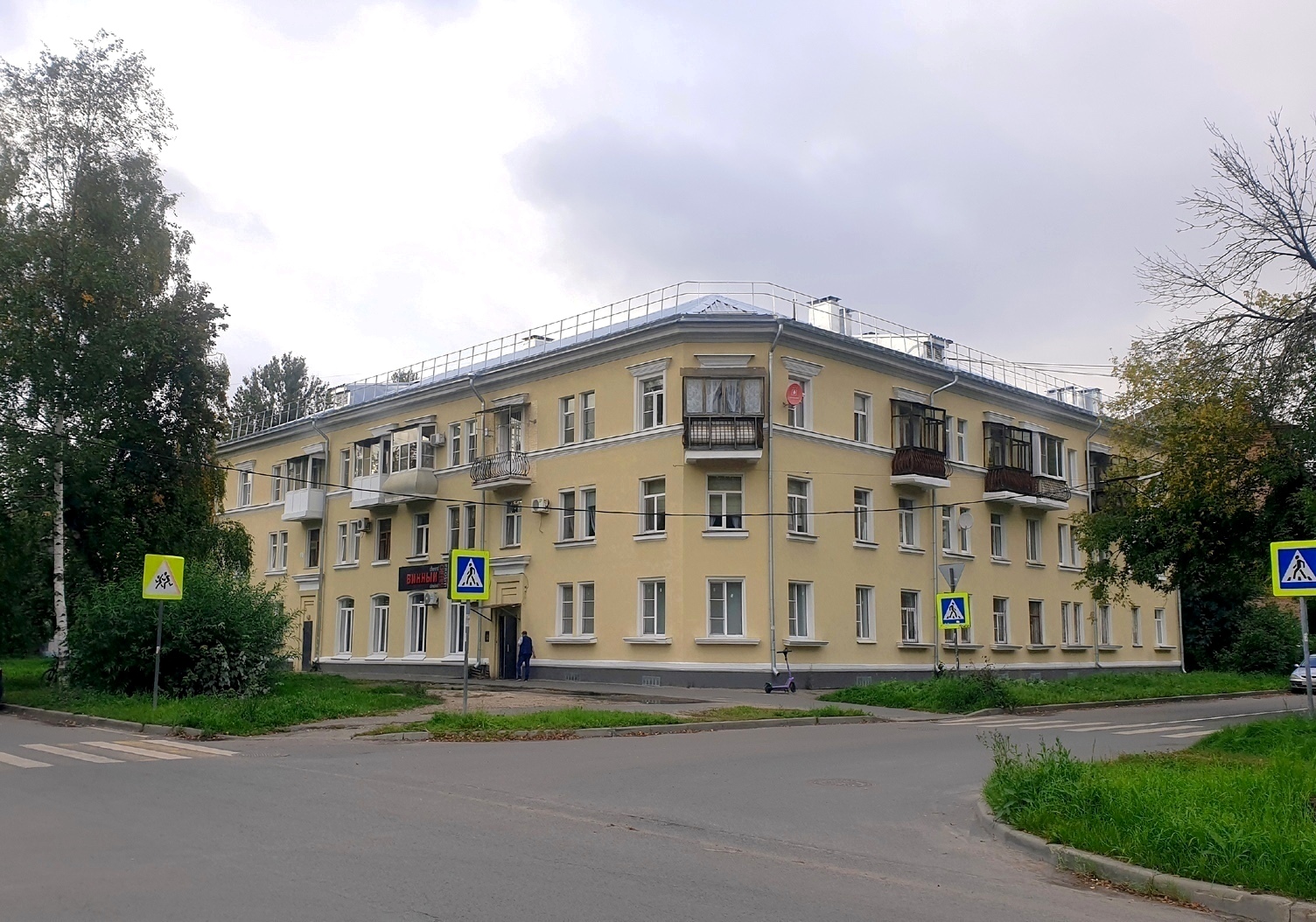 Yaroslavl, Улица Кудрявцева, 24 / Улица Радищева, 38