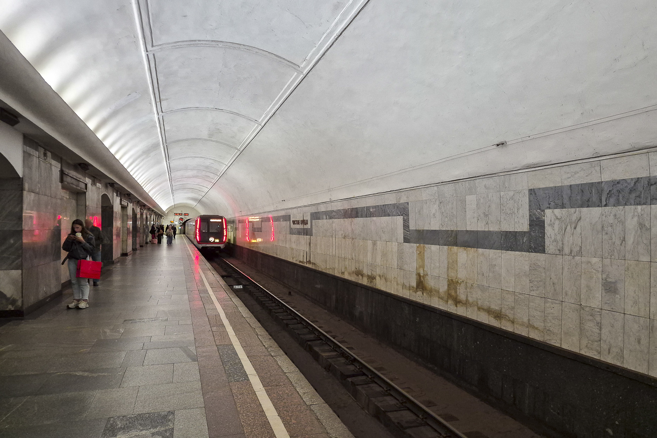 Москва, Сокольническая линия Московского метрополитена, станция метро «Чистые Пруды»