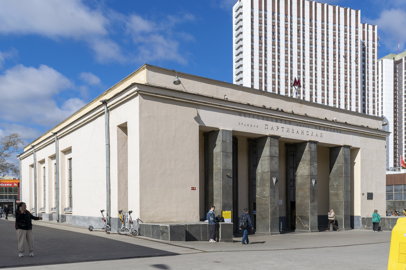 Масква, Арбатско-Покровская линия Московского метрополитена, станция метро «Партизанская»; Измайловское шоссе, 71 корп. 2Б