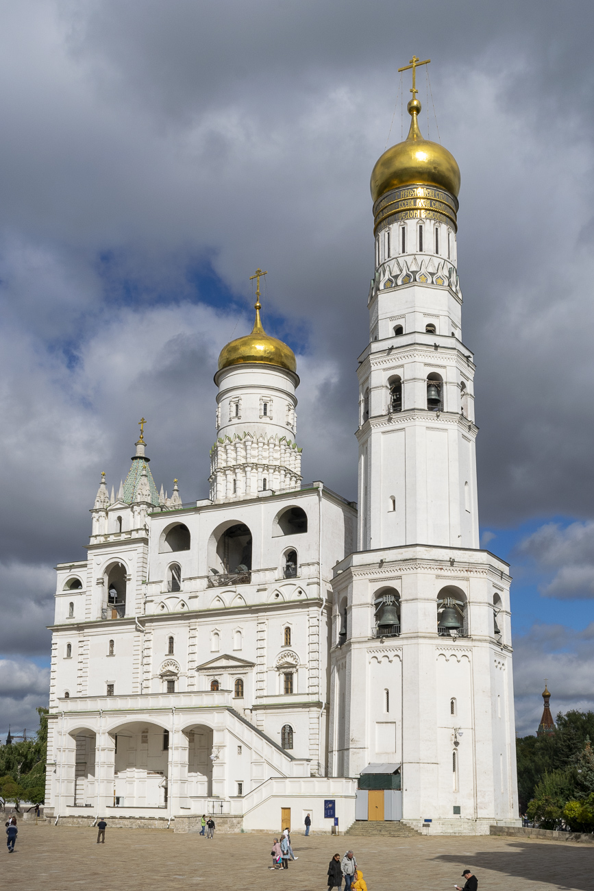 Москва, Кремль, Ивановская площадь, Успенская звонница; Кремль, Ивановская площадь, Церковь Иоанна Лествичника с колокольней Ивана Великого
