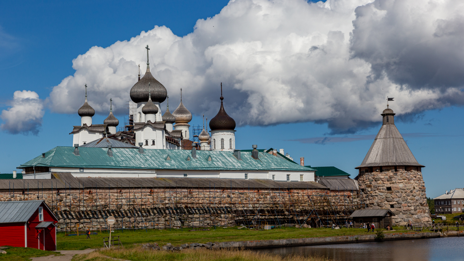 Приморский район, прочие н.п., пос. Соловецкий, набережная бухты Благополучия, 1 корп. 45; пос. Соловецкий, набережная бухты Благополучия, 1 корп. 9 Спасо-Преображенский собор