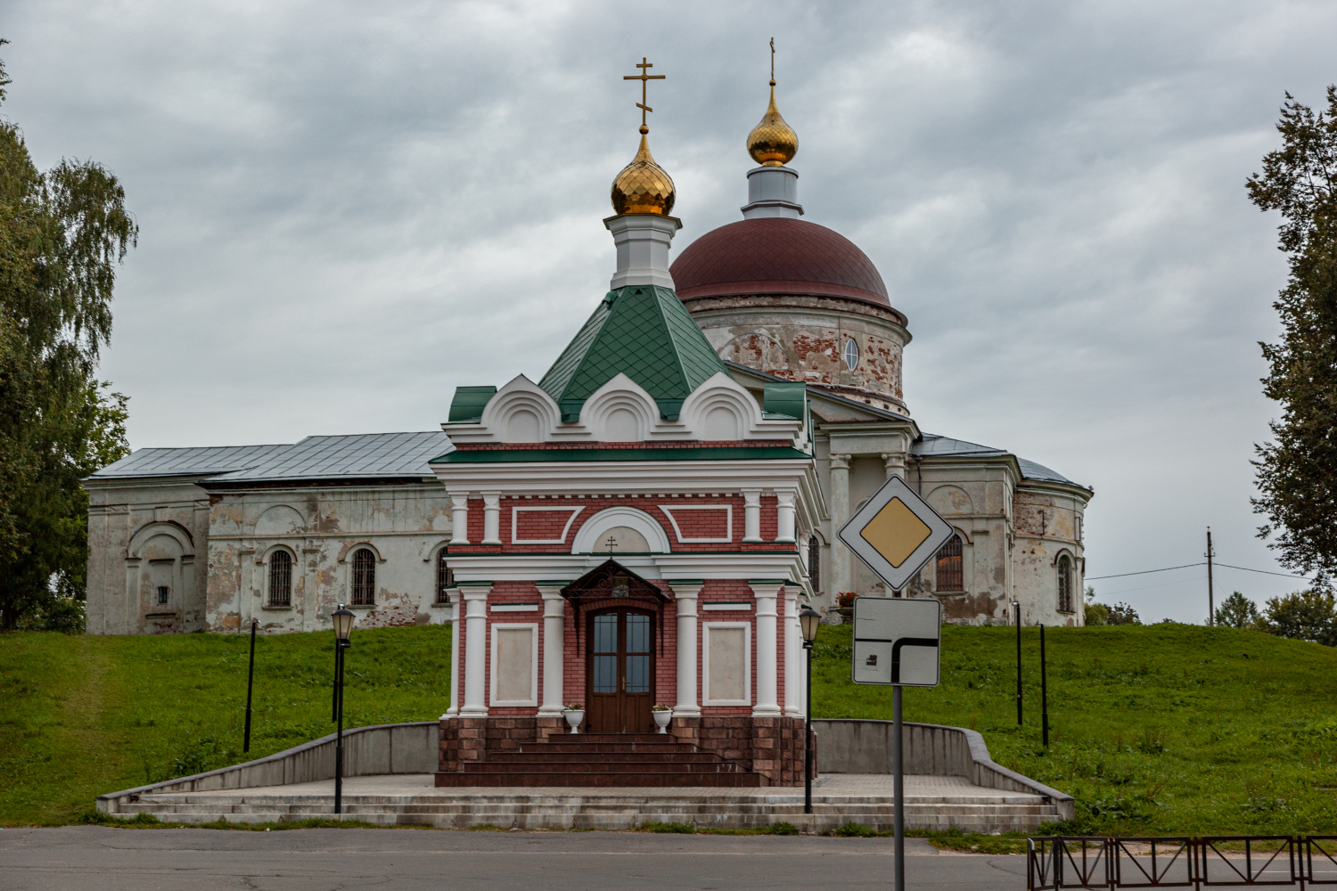 Мышкин, Углическая улица, Никольская часовня; Никольская площадь, 2