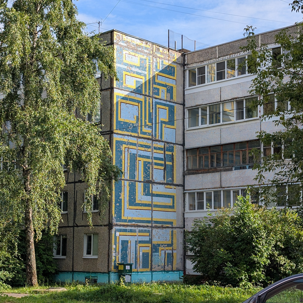 Владимир, Улица Суворова, 11. Монументальное искусство (мозаики, росписи, барельефы, сграфито)