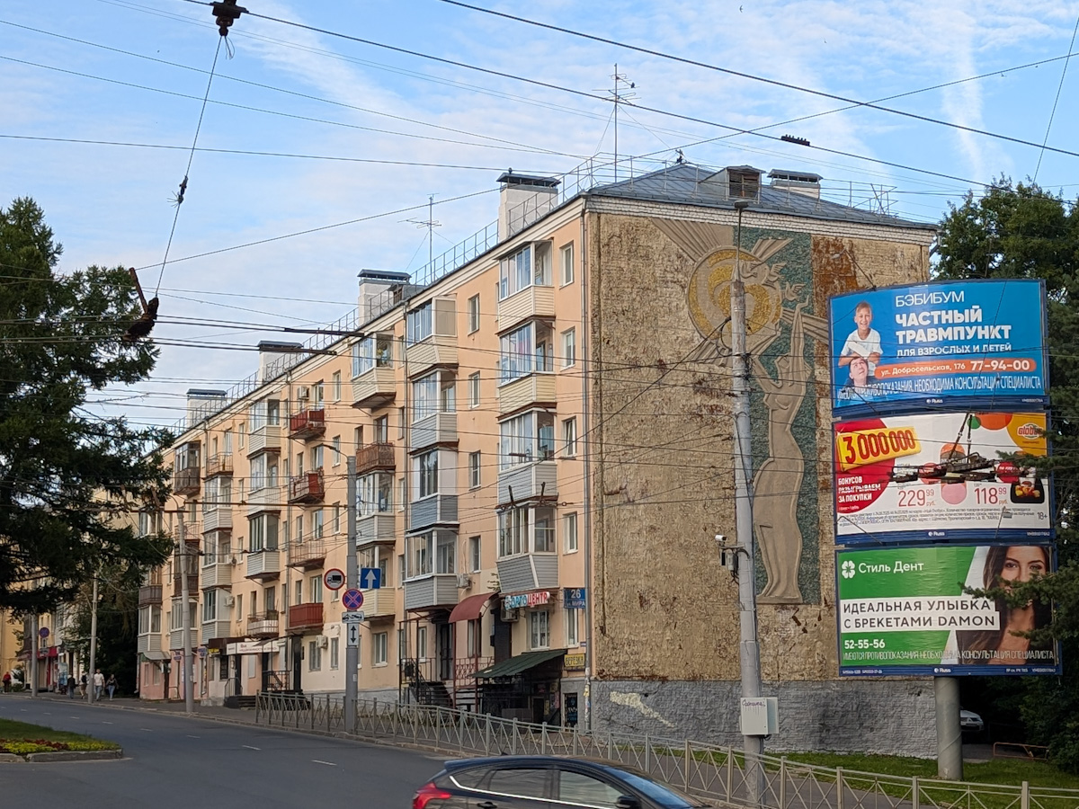 Владимир, Улица Мира, 26. Монументальное искусство (мозаики, росписи, барельефы, сграфито)