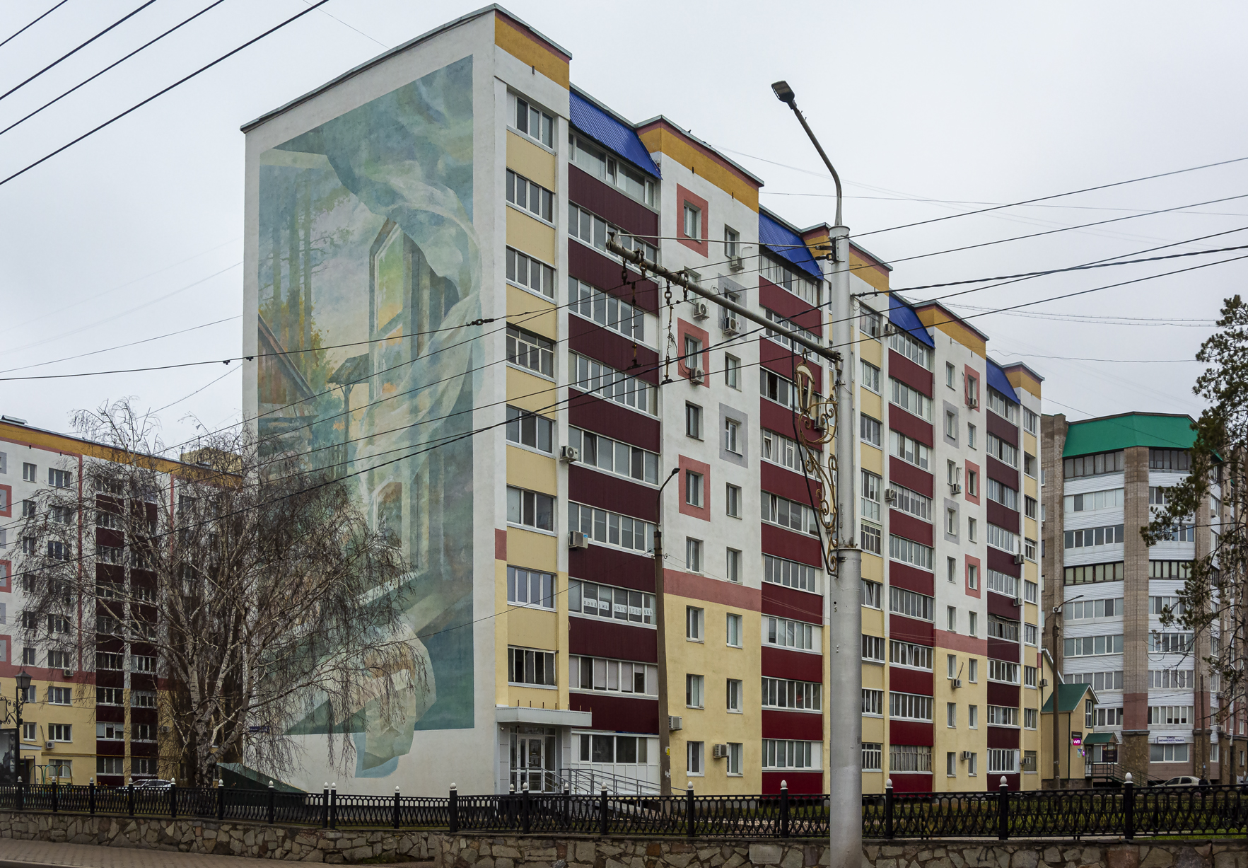 Стерлитамак, Улица Худайбердина, 42. Монументальное искусство (мозаики, росписи, барельефы, сграфито)