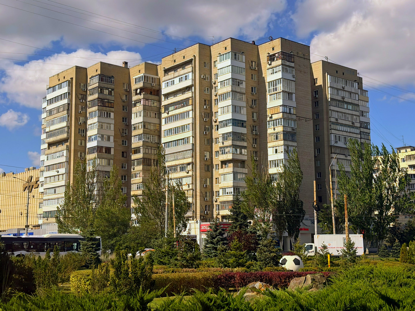 Rostov-on-Don, Проспект Космонавтов, 15 / Улица Волкова, 11