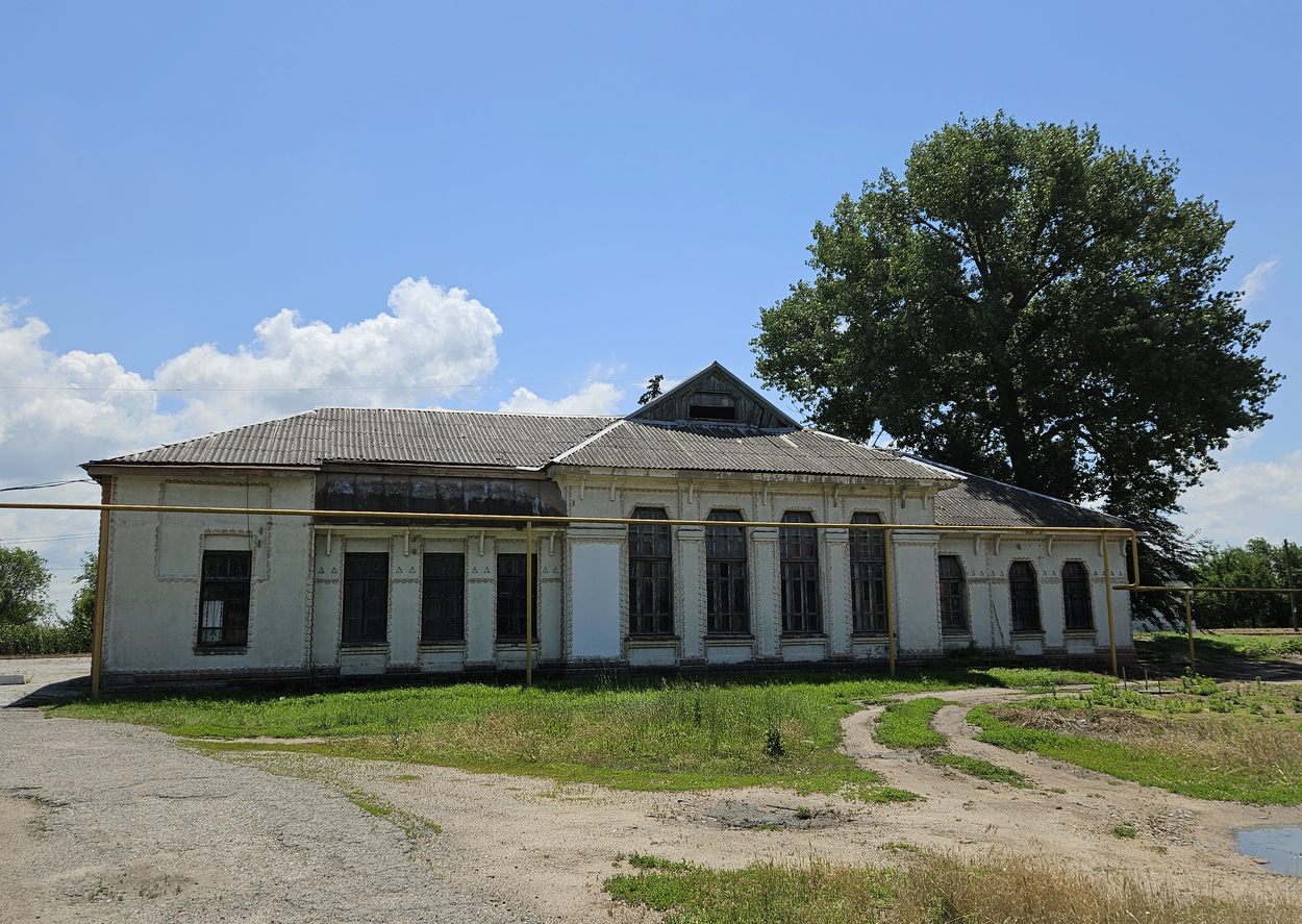 Приморско-Ахтарск, Привокзальная площадь, 1